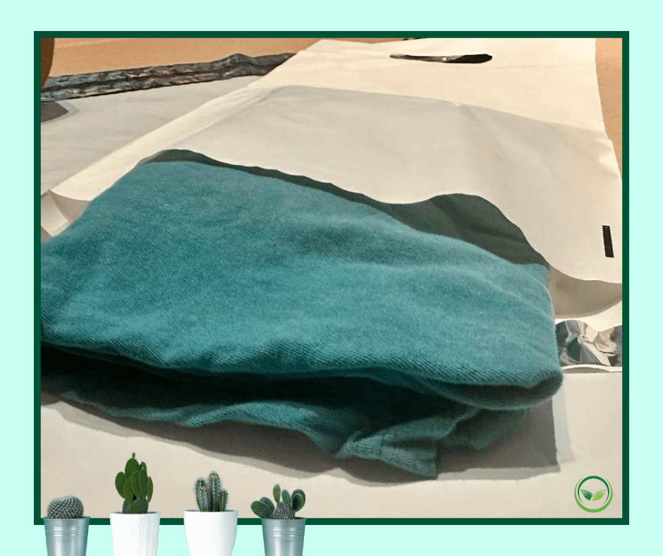 Zatvaranje kurirske vrećice sa samoljepljivom trakom